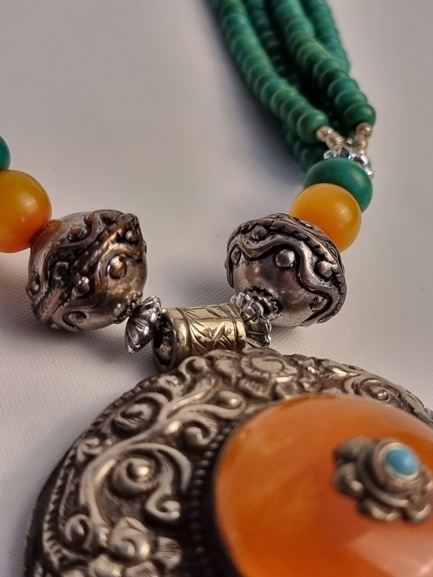 Collana Tibet Medaglione di Ambra