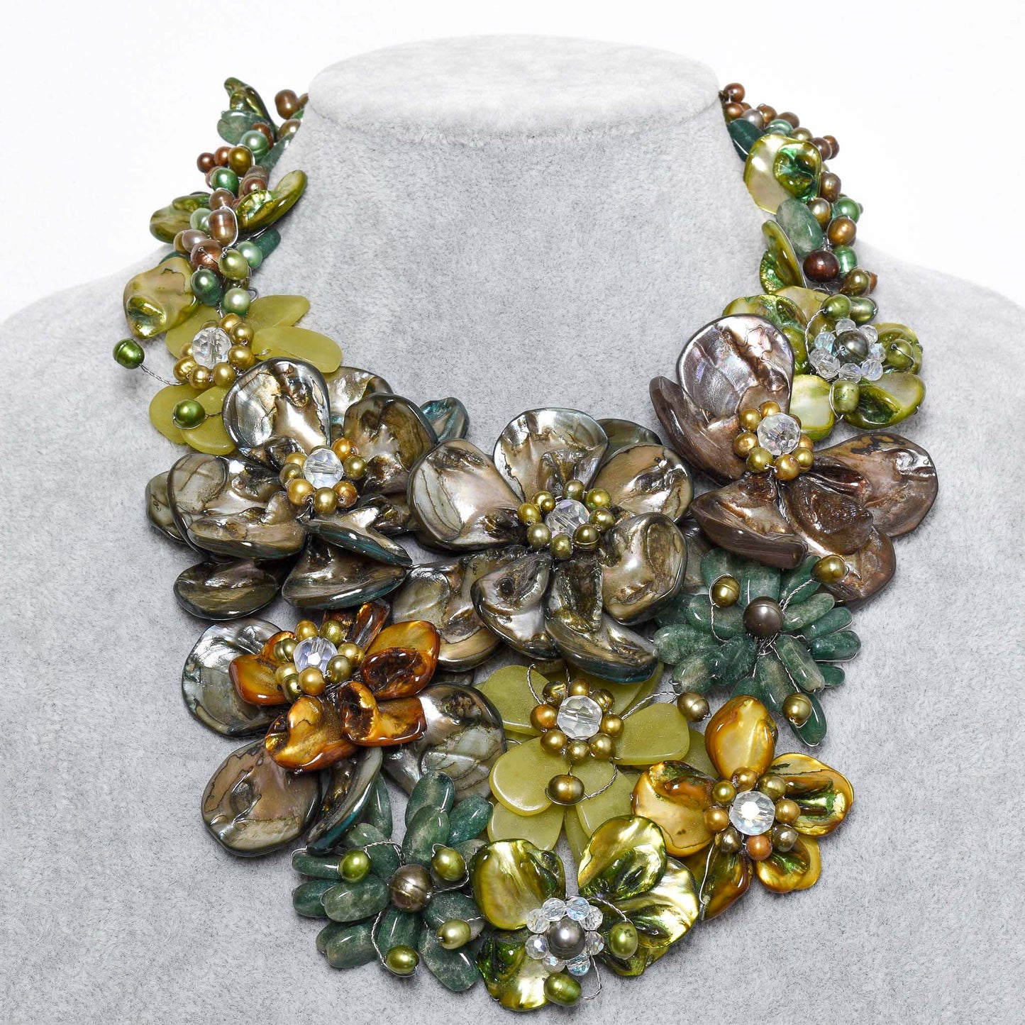 collana Madreperla, agata, giada, perle e cristalli boreali. Montatura in argento con catenella di allungamento. Pezzo unico fatto a mano.