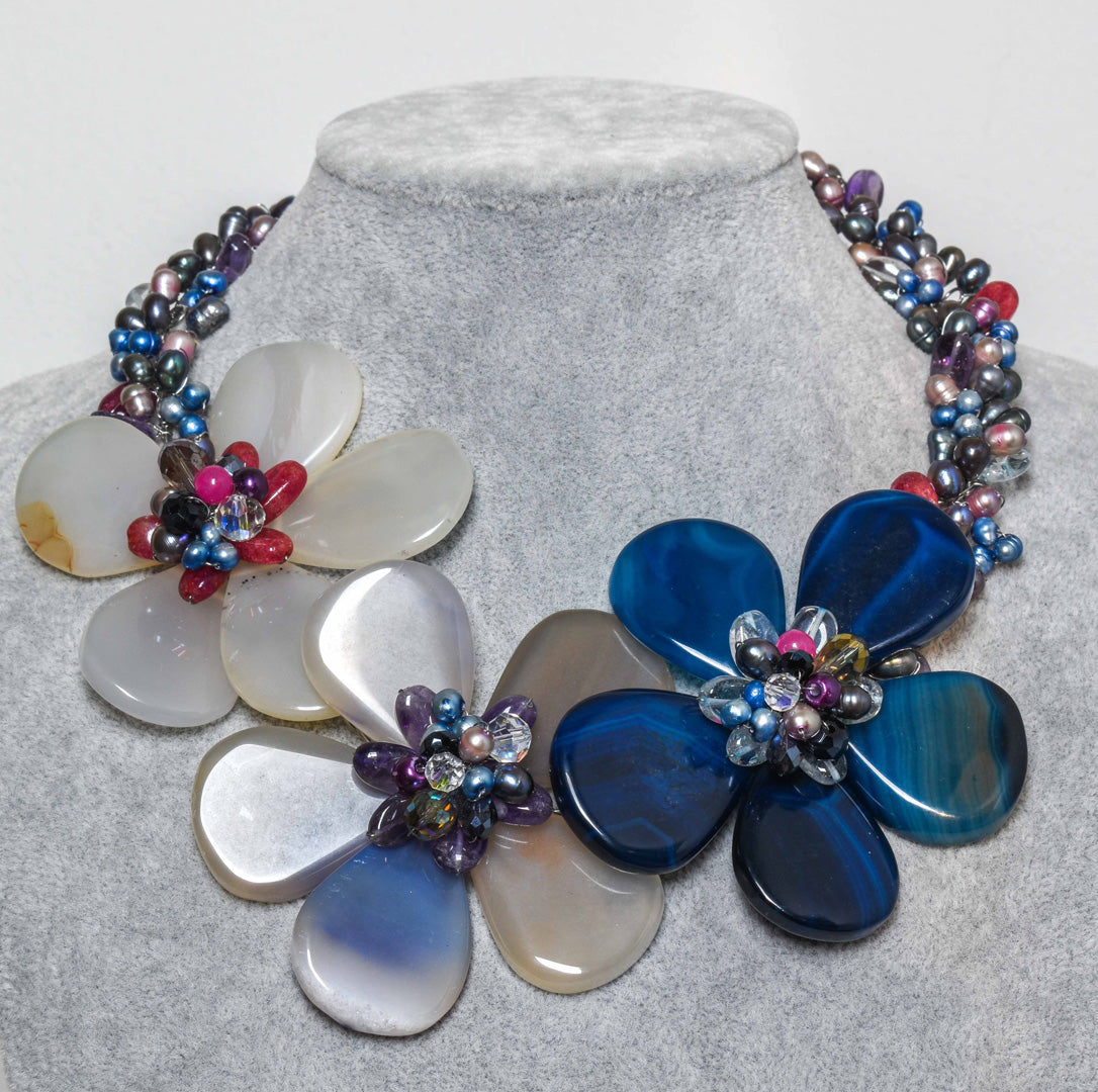 Agata striata blu, agata milk e agata cherry, ametista, cristalli boreali, perle grigie e perle potenziate. Montatura in argento con catenella di allungamento. Pezzo unico realizzato a mano.