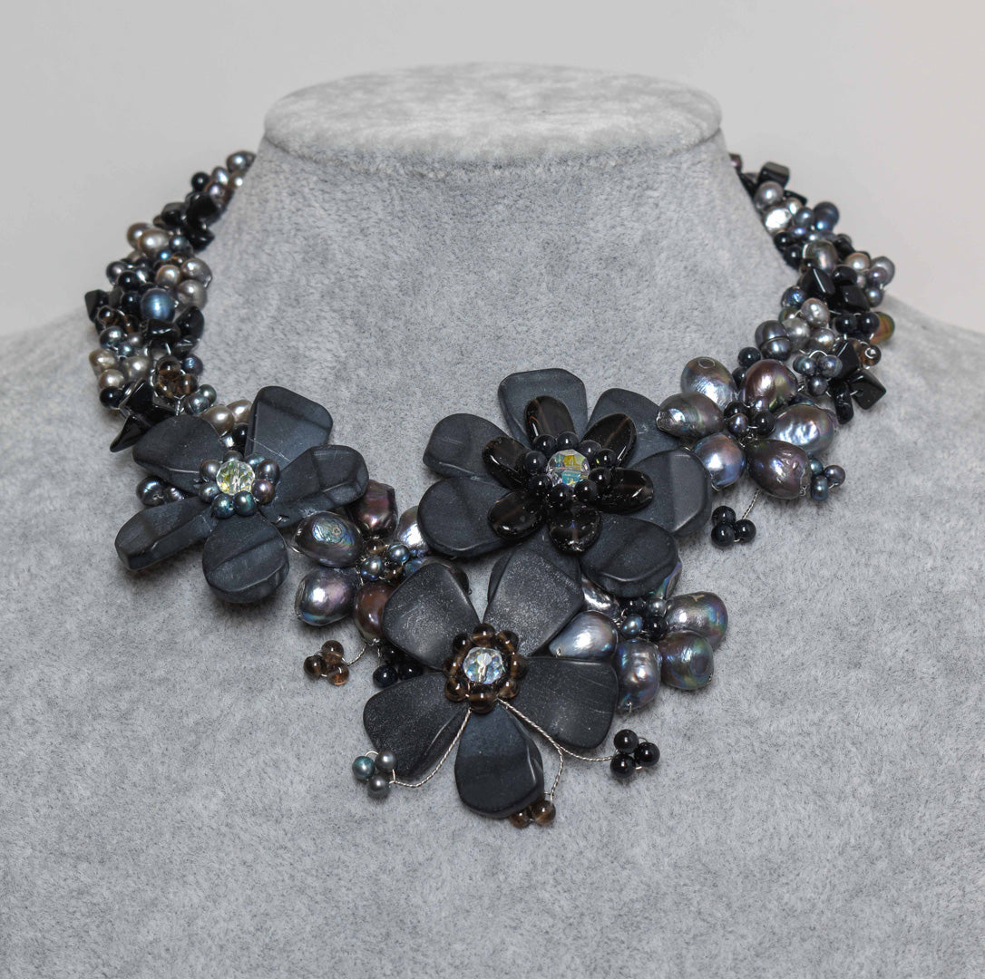 collana collana Perle grigie naturali, onice satinato e lucido, cristalli boreali, montata su base di argento. Pezzo unico realizzato a mano.