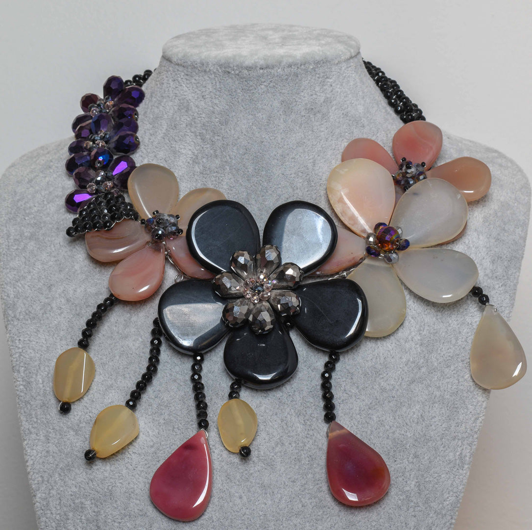 collana Fiori in onice, agata cipria, gialla cherry, cristalli boreali. Pezzo unico realizzato a mano.