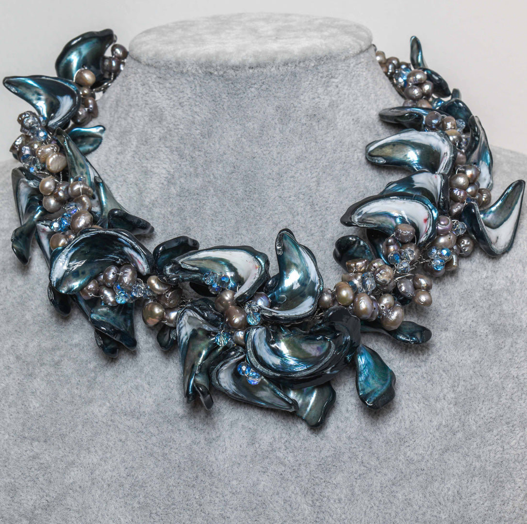 collana Madreperla abalone naturale, perle grigie e cristalli boreali. Montatura in argento con catenella di allungamento. Pezzo unico realizzato a mano.